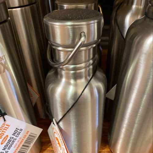 sleek 500ml single-walled bottle with modern design and secure cap