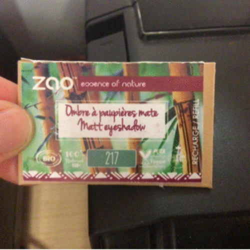 Refill rectangle eye shadow with eco-friendly packaging and vibrant pigments.