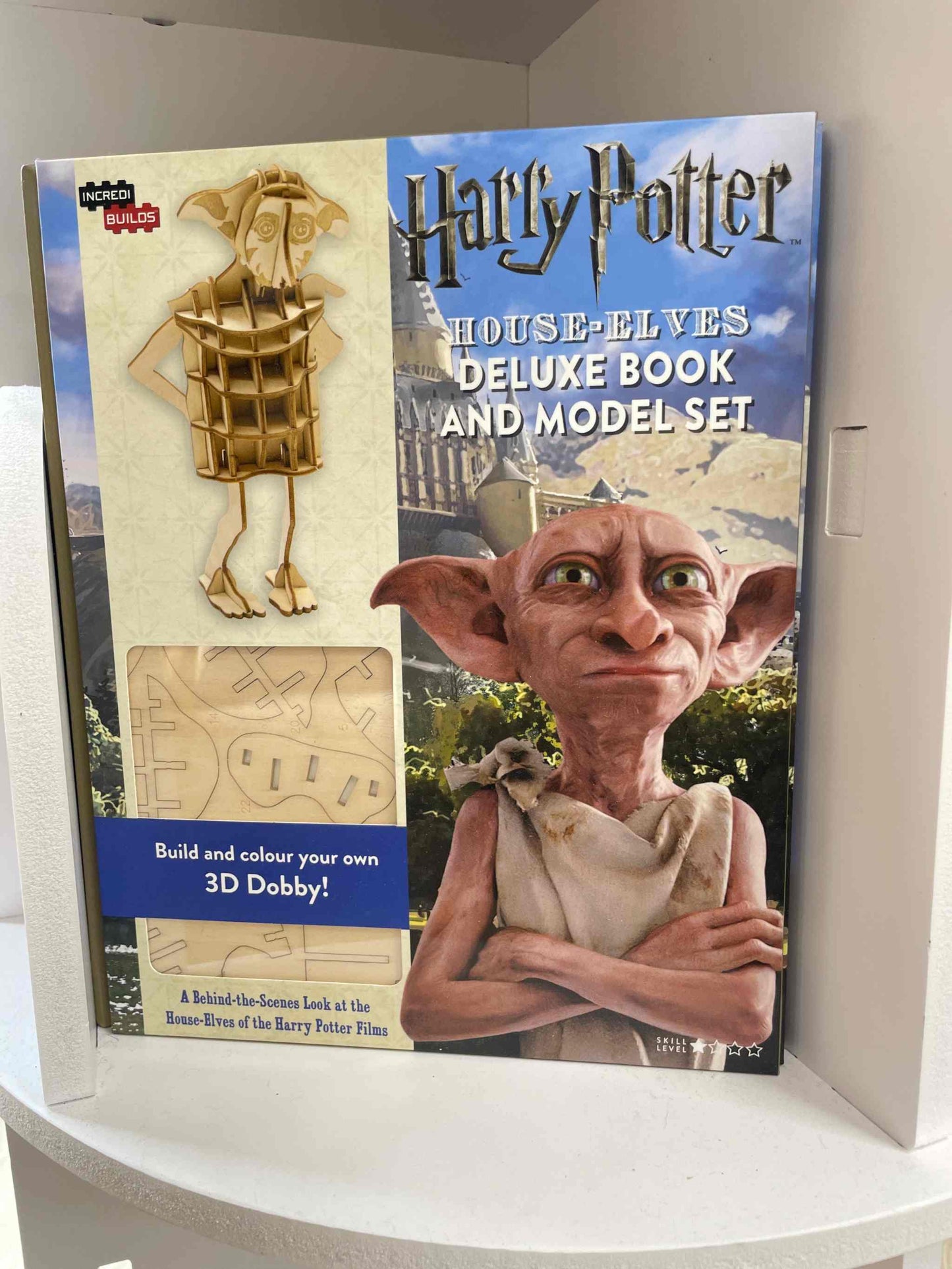 Harry Potter house elf model set with detailed Dobby and Kreacher figures on display.
