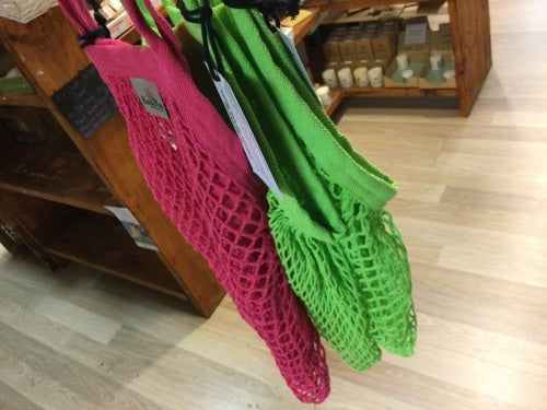 Bags2keep cotton string bag in pink and green on display, showcasing eco-friendly and stylish design.