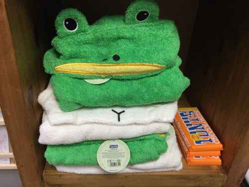 Organic cotton hooded towel Furnis displayed on a shelf.