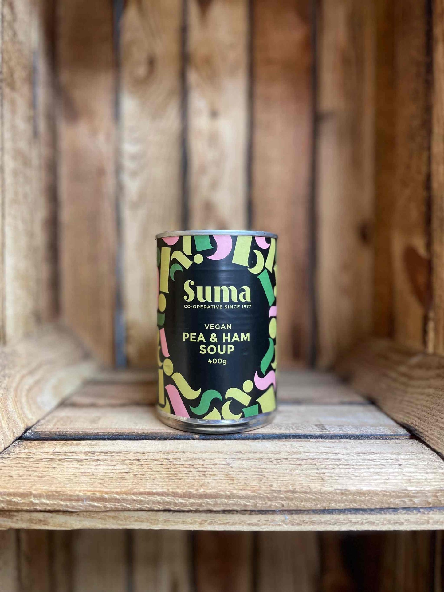 SUMA Tins & Jars vegan pea & ham soup on wooden shelf.