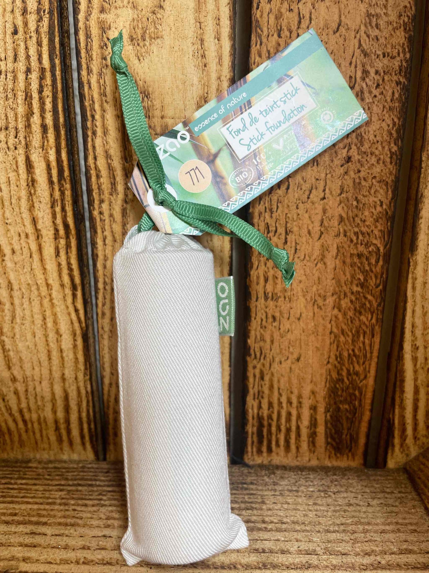 Foundation stick with nourishing ingredients, compact and easy-to-use design, full coverage, suitable for all skin types.