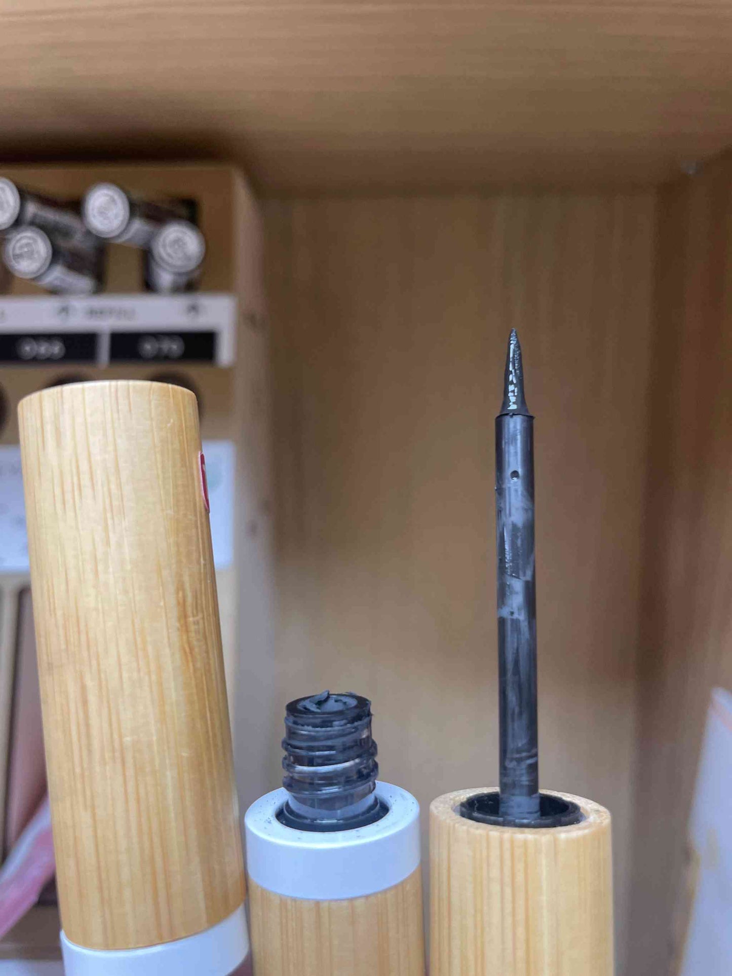 Eyeliner felt brush tip, 074 Plum, precision application, smudge-proof, waterproof, versatile beauty.