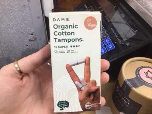 Dame Tampons Super organic cotton box held in hand