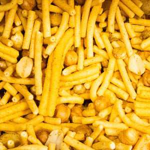 Bombay mix with chickpea noodles, roasted lentils, peanuts, and spices in a 100g pack.