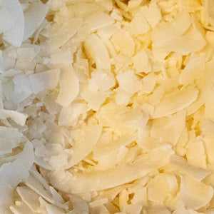 Coconut chips 100g, crunchy snack, toasted thin slices, gluten-free.