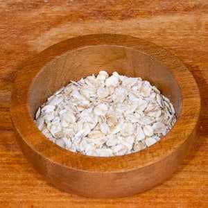 Jumbo oats in a wooden bowl, 100g portion.
