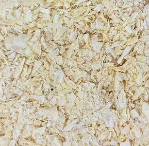 Onion granules close-up showcasing texture (25g).